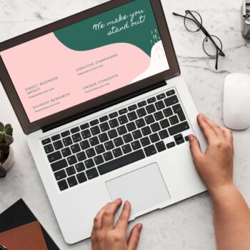 How do you hyperlink on Canva?