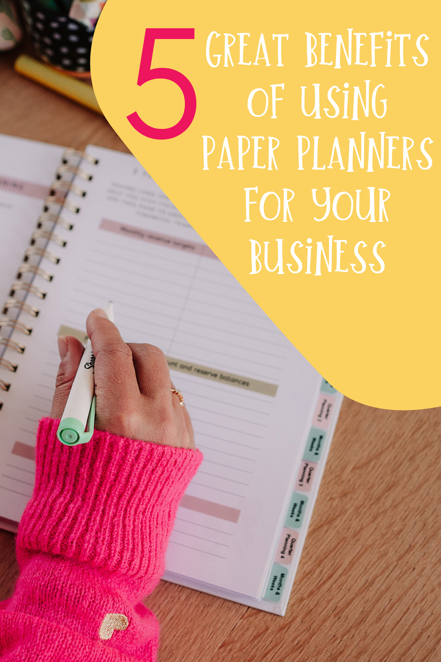 The benefits of using a paper calendar in your blog and digital business.